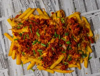 Frytki z szarpaną wieprzowiną nduja
