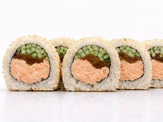 Uramaki z pieczonym łososiem 8 szt.