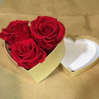 Corazón con 3 rosas rojas frescas