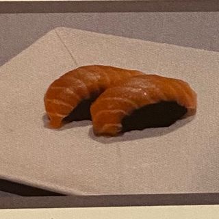 Nigiri sake con riso venere