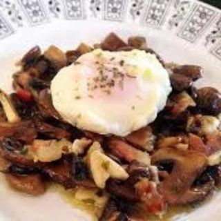 Champiñones Salteados Con Jamón Y Huevo Poché