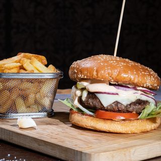 Cheeseburger cu cartofi wedges + sosul casei