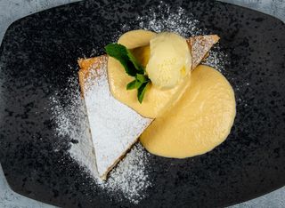 Prăjitură cu mere și sos diavolo