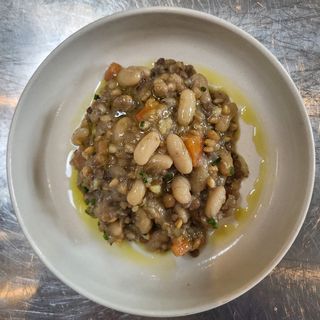 Zuppa di legumi e cereali con verdure  di stagione