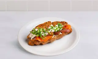Croissant francês de sementes c/ salmão fumado, queijo creme e cebolinho
