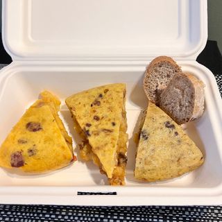 Surtido 3piezas tortillas del dia con pan