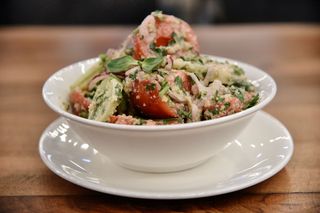 კიტრი-პომიდვრის სალათი ნიგვზით