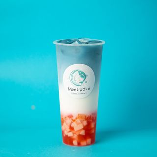 Tè al latte con infuso di fiore butterfly