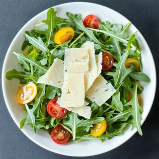 Mix salata cu rosii cherry si parmezan