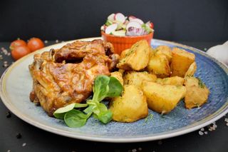 Aripioare bbq picante cu cartofi rumenti si usturoi