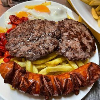 Plato Nº 19 2 Hamburguesas y 1 Salchicha Frankfurt