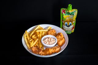 Grillowany filet z kurczaka, frytki belgijskie, mus owocowy