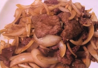 Ternera con cebolla