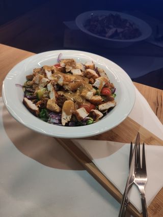 Grillowany kurczak na sałacie lodowej z grzankami