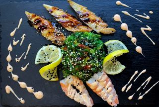 Уакаме cъc скариди и змиорка