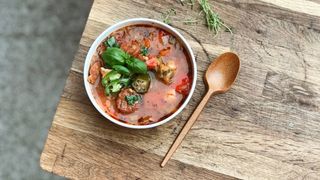 Łososiowy kociołek z chorizo