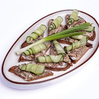 Закуска со шпротами 