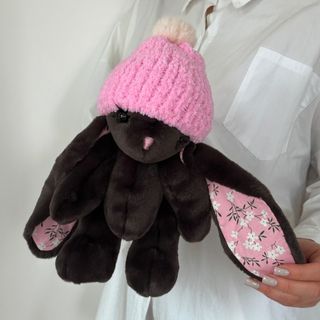Іграшка Кролик чорний з рожевою шапкою та вушками 