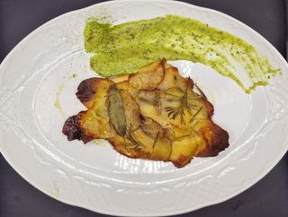 Rombo in crosta di patate con vellutata di zucchine, menta e lime