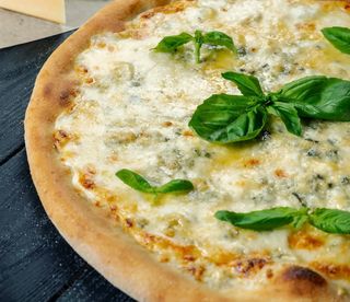 Pizza Cuatro Quesos Deluxe (Mediana)