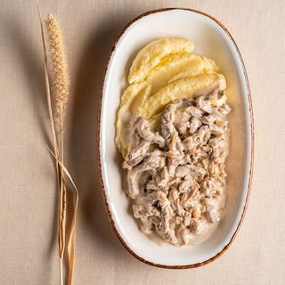 Бефстроганов з пюрешкою