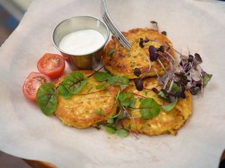 Кабачкові оладки зі сметаною та чері (250g)