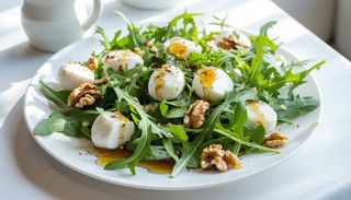 Микс салатки със бяла моцарела мед, орехи и дресинг
