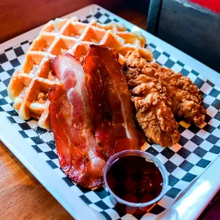 Waffle con pollo crujiente y bacon
