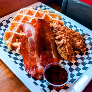 Waffle con pollo crujiente y bacon