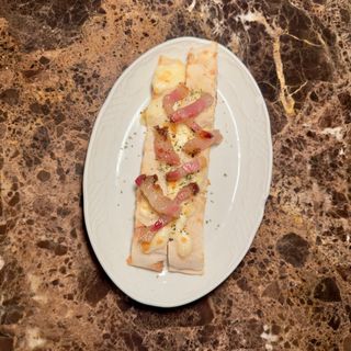 Pan con queso y guanciale