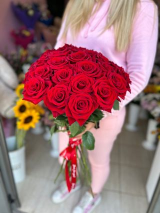 35 бр. Червени рози с панделка