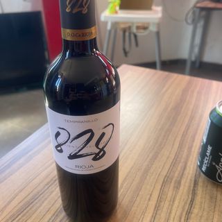 Botella de vino tinto , bottle red wien