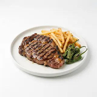 Entrecot de vaca con patatas fritas y pimientos de padrón