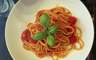 Pomodorini del Piennolo e basilico