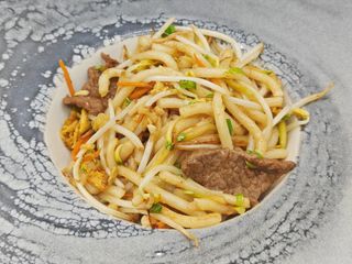 231 Spaghetti udon saltati con manzo e verdure
