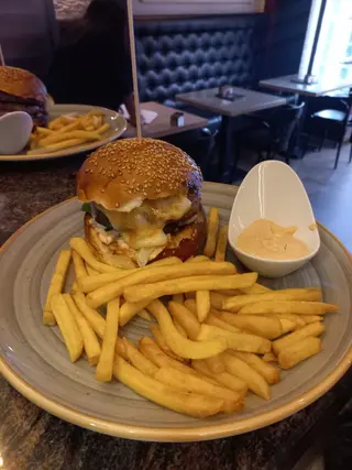 Cheeseburger 400gr + Pepsi  0.33l