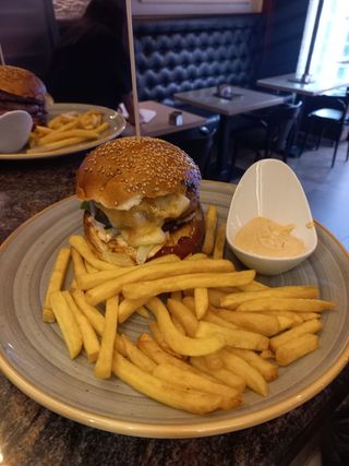 Cheeseburger 400gr + Coca-Cola 0.33l