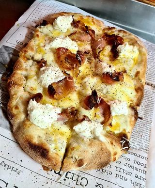 Pinsa Clásica Carbonara (19 x 60 cm.)