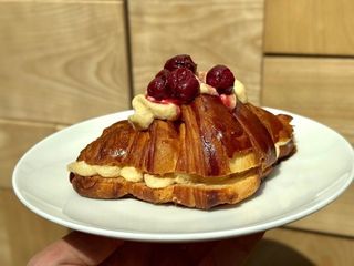 Круасан з грушею та вишнею