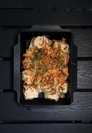 Галушки з індичкою, цибулевими кріспами в вершково-деміглясовому соусі