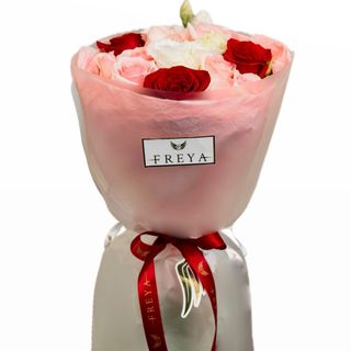 Buchet 3 trandafiri Freedom, 3 miniroze roz, 1 eustomă roz