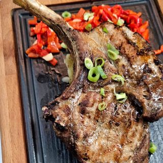 Cotlet de porc cu cartofi zdrobiți și salată de ardei copți