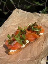 Bruschetta cu somon slab sărat și capere prăjite