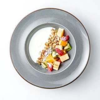 Фруктовый фито-микс с йогуртом и гранолой