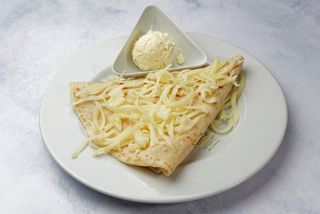 Palačinka sa kajmakom i kačkavaljem