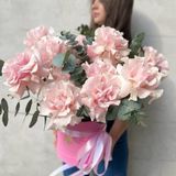 Trandafiri Francezi si Eucalipt in Cutie Roz