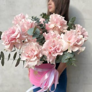 Trandafiri Francezi si Eucalipt in Cutie Roz