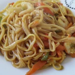 29. Tallarines Fritos Con 3 Delicias