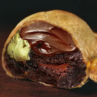 Empanada de Brownie, Nutella y Corazón de Pistacho
