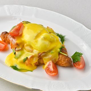 კვერცხი ბენედიქტი მობრაწული ბეკონით